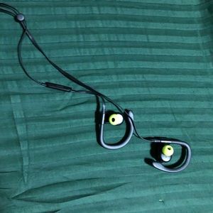 Powerbeats 3 wireless w/ charging case